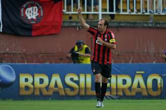 <p>Paulo Baier, 39 anos, ainda não assinou sua renovação com o Atlético-PR</p>