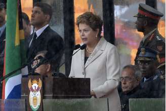 <p>A presidente Dilma Rousseff discursa durante a despedida de Mandela</p>