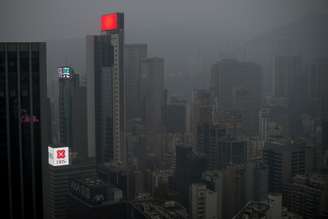 Nuvem de poluição cobre Hong Kong. As maiores metrópoles chinesas sofrem com a qualidade do ar