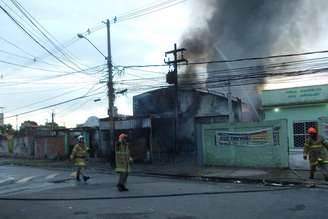 Incêndio atingiu galpão com isopor armazenado na zona norte do Rio de Janeiro na manhã desta terça-feira