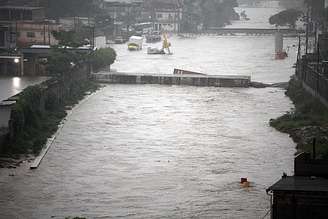 De acordo com o Centro de Operações do Rio, o rio Acari transbordou na altura do bairro Fazenda Botafogo