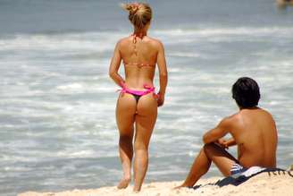 <p><strong>16 de dezembro -</strong> Banhistas aproveitam o forte calor na praia de Ipanema, na zona sul do Rio de Janeiro, na manhã desta segunda-feira</p>