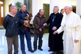 Francisco e o arcebispo Konrad Krajewski dão boas-vindas aos moradores de rua no Vaticano
