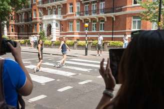 Ídolos musicais inspiram diversos roteiros de viagens para todos os gostos e idades. Um dos exemplos mais famosos é a Abbey Road, rua que foi capa de um dos álbuns mais vendidos dos Beatles e que atrai diversos turistas para a clássica foto atravessando a rua