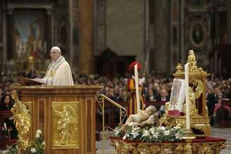 O papa Francisco celebra uma missa e as orações "Te Deum" na Basílica de São Pedro, no Vaticano, nesta terça-feira. 31/12/2013