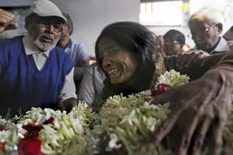 Mãe se desespera no funeral de jovem vítima de estupros 