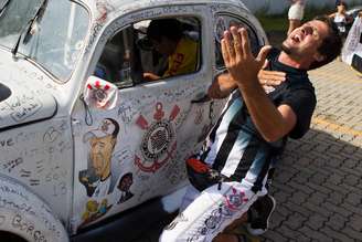 "Comitê de boas-vindas" ao treinador teve direito a faixa com os dizeres "É nóis Mano" e até um Fusca personalizado