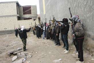 <p>Militantes se preparam para enfrentar as forças de segurança iraquianas em Falluja (foto de arquivo)</p>