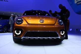 <p>A Volkswagen apresentou nesta segunda-feira, durante o salão do automóvel de Detroit, o Beetle Dune, um conceito "offroad" que poderia ser produzido imediatamente, já que é baseado no modelo atual que no Brasil reviveu o nome Fusca</p>