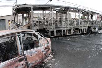 Ônibus e carro incendiados após protestos na região do terminal Vida Nova