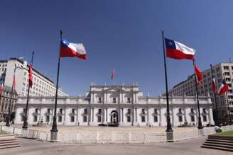 Santiago, a capital do Chile, tem um belo centro histórico, com edifícios antigos e arquitetonicamente interessantes como o Palacio de La Moneda (foto), sede da presidência. A cidade possui diversos museus como o Museu Histórico Nacional, na Plaza de Armas, a visita custa 600 pesos (R$2,68) para adultos e é gratuito para estudantes e aos domingos para todo público