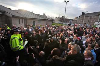 Cidadãos e jornalistas acompanham instruções da polícia para as buscas por Mikaeel em Edimburgo