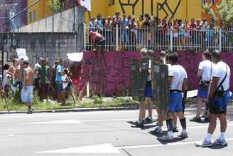 Grupo protesta e bloqueia a pista local da Marginal Tietê, na altura da ponte Júlio de mesquita Neto