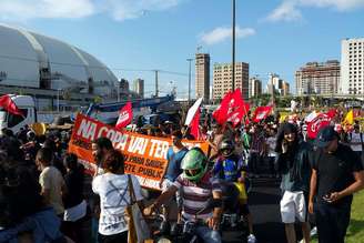 Funcionários públicos federais e do Estado do Rio Grande do Norte protestaram nesta quarta-feira em uma área próxima à Arena das Dunas, em Natal, que foi inaugurada hoje pela presidente Dilma Rousseff