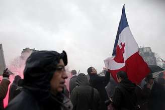 Sob chuva, manifestantes lançaram gritos de "Hollande, vá embora" na Praça da Bastilha 