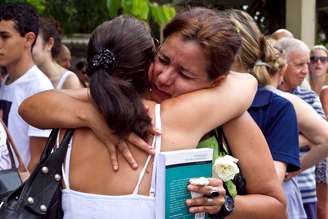 <p>Ato na Praça Saldanha Marinho, em Santa Maria, distrubui abraços a familiares das vítimas do incêndio na Boate Kiss, que matou 242 pessoas, na data que marca um ano da tragédia</p>