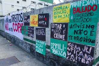 Cartazes foram afixados em frente à Santa Casa de São Paulo, onde algumas pessoas fazem vigília