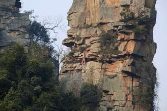 O escalador Li Tongxing é chamado de "Homem-Aranha Asiático" e pratica o esporte completamente nu