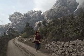 <p>Aldeão corre após o vulcão Monte Sinabung entrar em erupção neste sábado, na ilha ocidental de Sumatra</p>