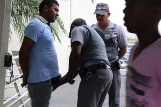 Policiais adotaram a tática de abordagens, recolhimento de documentos e revista, com uso de arma de fogo