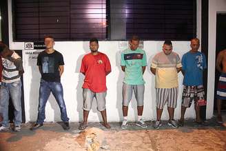 Cerca de dez pessoas foram detidas e encaminhadas para a delegacia pela Polícia Militar