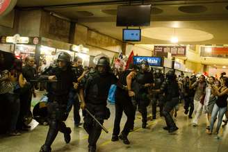 <strong>6 de janeiro - </strong>A Polícia Militar expulsou os manifestantes, fazendo com que o comércio na estação baixasse as portas