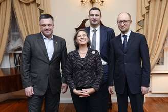 <p>Líderes da oposição da Ucrânia, Oleh Tyahnybok (esquerda), Vitaly Klitschko (atrás) e Arseny Yatsenyuk (direita) posam ao lado de Victoria Nuland durante um encontro em Kiev, Ucrânia, na quinta-feira, 6 de fevereiro</p>