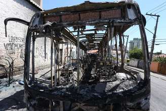 ônibus foi queimado em protesto após a morte de uma adolescente na região do Rio Pequeno