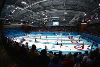 Torcida ficou empolgada com quatro jogos de curling ao mesmo tempo