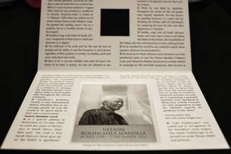 Selo homenageia Nelson Mandela, que se tornou ícone global da paz com sua política do perdão e da reconciliação