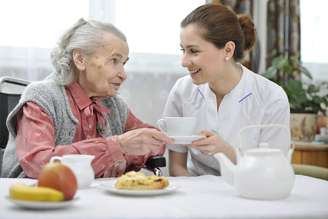 <p>Cuidar da alimentação dos idosos é uma das principais funções dos cuidadores</p>