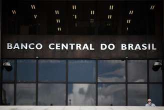 <p>Um homem saindo da sede do Banco Central, em Brasília</p>