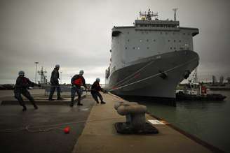 Marinheiros norte-americanos preparam navio U.S. MV Cape Ray em Rota, cidade próxima a Cádiz, no sul da Espanha 