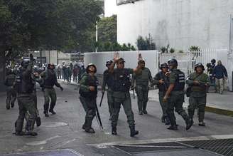 Membros da Guarda Nacional da Venezuela confrontam estudantes em protesto contra o governo, em Caracas