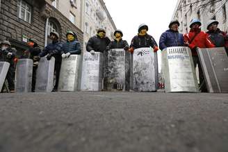 <b>22 de fevereiro - </b>Manifestantes fazem barricada em uma rua que leva a prédio do governo em Kiev. Em protesto contra o presidente, ucranianos afirmaram que detêm o controle do prédio, enquanto líderes da oposição pressionam por uma renúncia