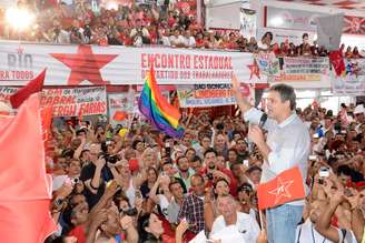 O senador Lindberg Farias durante a aprovação de sua candidatura ao governo do Estado do Rio de Janeiro, na quadra da escola de samba Salgueiro, na zona norte da capital fluminense