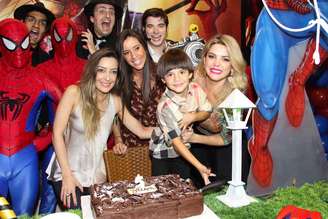 Mari Alexandre festejou o aniversário do filho Záion, 5 anos, nessa sexta-feira (21), mas não contou com a presença do ex-marido e pai da criança, o cantor Fábio Jr. Eles se separaram em 2010, após três anos