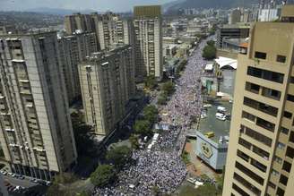 <p>Multidão de manifestantes em novo protesto nas ruas de Caracas contra o governo do presidente Nicolás Maduro</p>