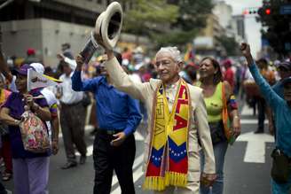 <p>Pedro Pablo Rivero, 81 anos, participa de passeata em apoio ao governo Maduro</p>