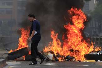 Manifestantes antigoverno montaram barricadas e começaram incêndios na capital venezuelana nesta segunda-feira