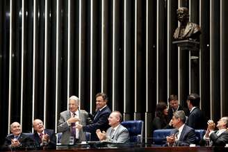 Aécio acompanhou FHC e lhe entregou medalha pelos 20 anos do Real