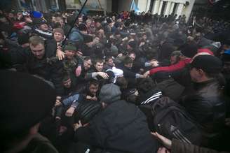 Ucranianos empurram uns aos outros durante confrontos em frente ao parlamento da Crimeia