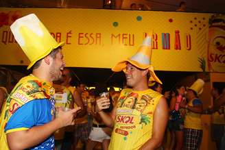 Há um ano, o engenheiro de petróleo Felipe Rupino (com o cone na cabeça) trocou o Rio de Janeiro por Salvador, onde passa o Carnaval há 10 anos