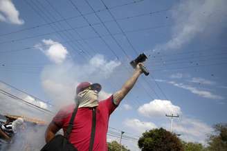 <p>Manifestante dispara morteiro durante protesto contra o presidente da Venezuela, Nicolás Maduro</p>