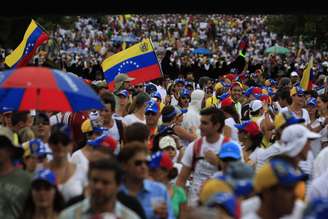 Manifestantes contra o governo de Maduro fazem marcha pacífica neste domingo na região metropolitana de Caracas