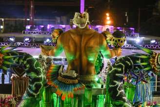 No decorrer do desfile, um dos carros alegóricos da escola de samba entalou em uma torre do sambódromo e acabou danificado