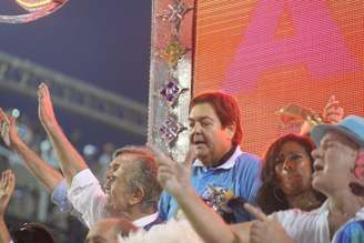 <p>Apresentador estava entre dezenas de celebridades em carro alegórico no desfile da Beija-Flor</p>