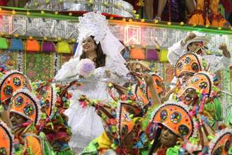 Atriz da Globo, Fabiana Karla participou de desfile em carro