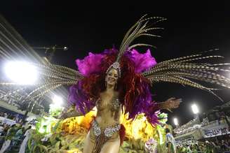 <p>Apresentadora mostoru sua boa forma com fantasia ousada na avenida</p>