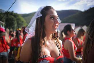<p>Loira abusou do decote durante o Bloco da Praia, em Ouro Preto. E ela não foi a única a fazer a alegria dos foliões durante este Carnaval</p>